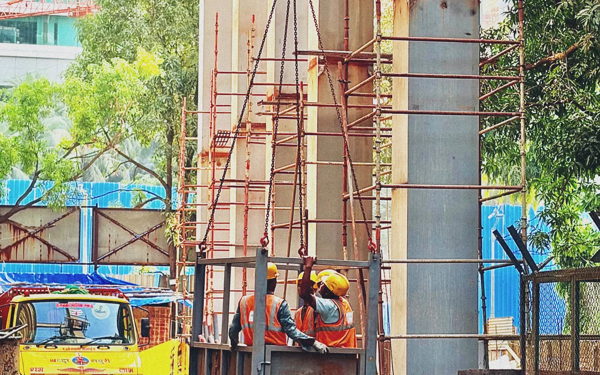 Trabajadores coordinando una maniobra de izaje con grúa
